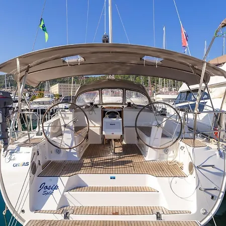 Bavaria Cruiser 46- Josip 船上ホテル